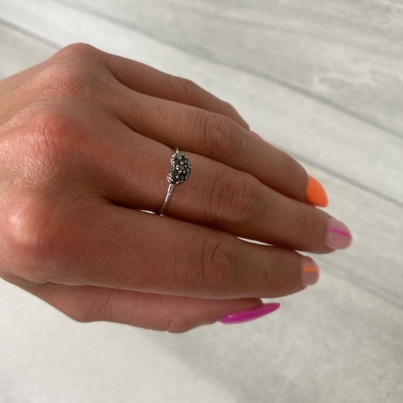 Barry Kronen 18kt white gold and black Diamond ring